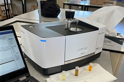 使用傅里叶变换红外光谱仪（FTIR）分析油样。