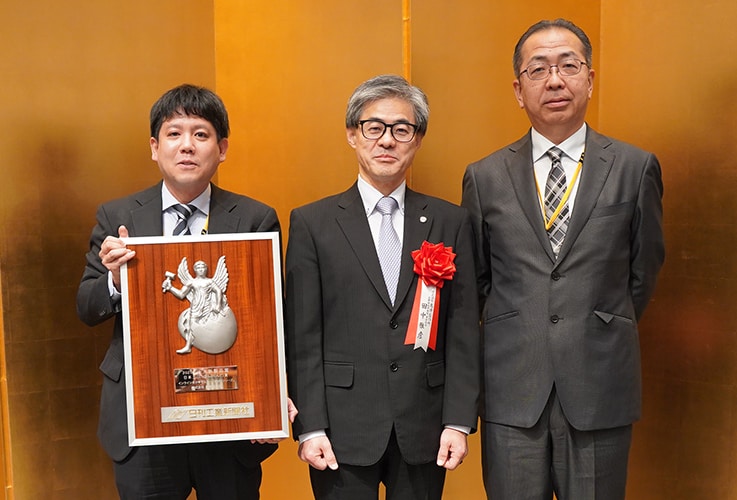 从左至右：负责开发的久野聪；事业部总经理田中正彦；以及研发部总经理吉冈直树。他们均来自岛津制作所产业机械事业部。