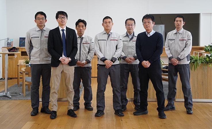 前排从左至右:柏尾恭二(业务企划部)、濑尾慎之介、西村直树(地球科学部)