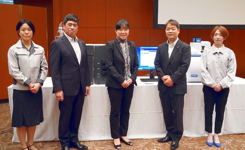 From the left is Kyoko Watanabe, Product Manager, LC Business Unit, Analytical & Measuring Instruments Division, Shimadzu; Masami Tomita, Deputy General Manager, Analytical & Measuring Instruments Division, Shimadzu; Professor Haruko Takeyama, Faculty of Science and Engineering, Waseda University ; Kentaro Nishikata, General Manager, R&D Division, HORIBA; and Mikiko Uchigashima, Deputy Project Manager, Bio/Life Science Project, HORIBA