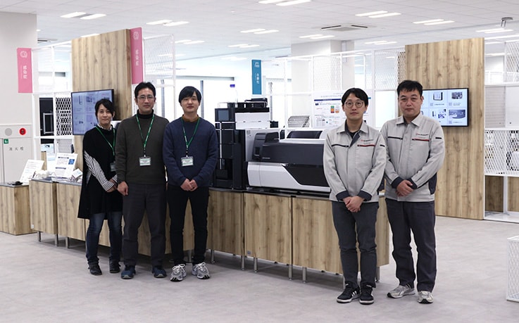 联合研究由（从最左起）岛根大学的 Miki Matsui（临床研究员）、Hironori Kobayashi MD 和 Tsubasa Ohguni（临床实验室技术员）以及岛津公司的 Takanari Hattori（MS 业务部门）和 Tetsuo Iida（解决方案卓越中心）进行。