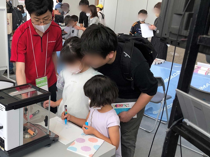 使用电子天平称量非永久性记号笔的墨水重量