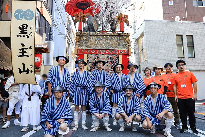 作为志愿者参加祗园祭的员工