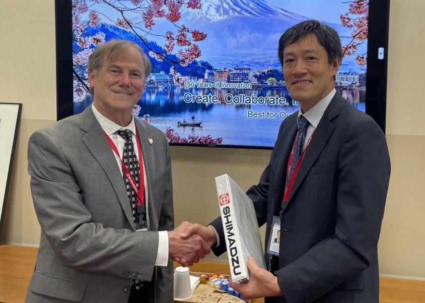 左起：CIS创始人Gary Boudreaux先生；SPI社长Junji Sakamoto
