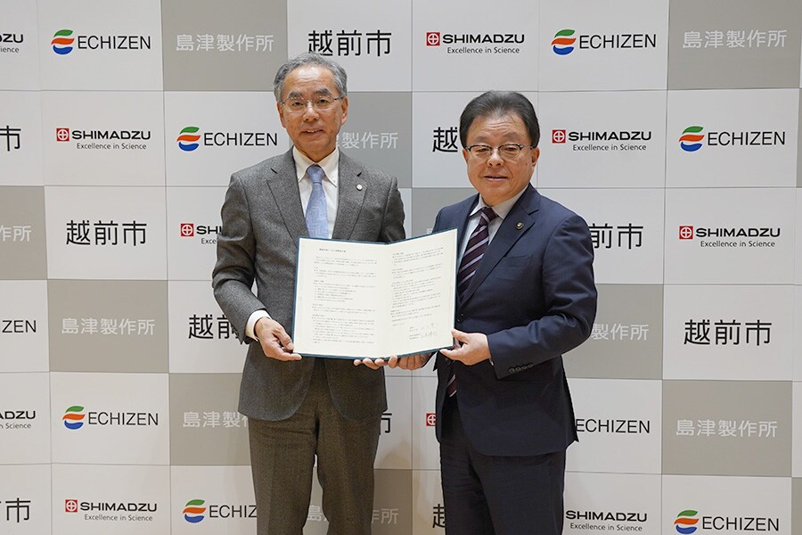 从左至右：岛津制作所所社长山本靖则、越前市市长山田健一