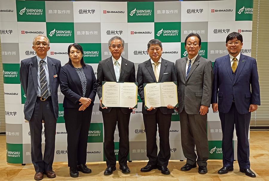 从左至右依次为岛津制作所分析测试事业部副经理增田淳一、岛津制作所分析测试事业部执行董事兼副总经理冈崎直美、岛津制作所总裁兼首席执行官山本靖则宗一郎、信州大学理事(研究和产学官合作)兼副校长向井千里以及水再生研究所所长手岛克也