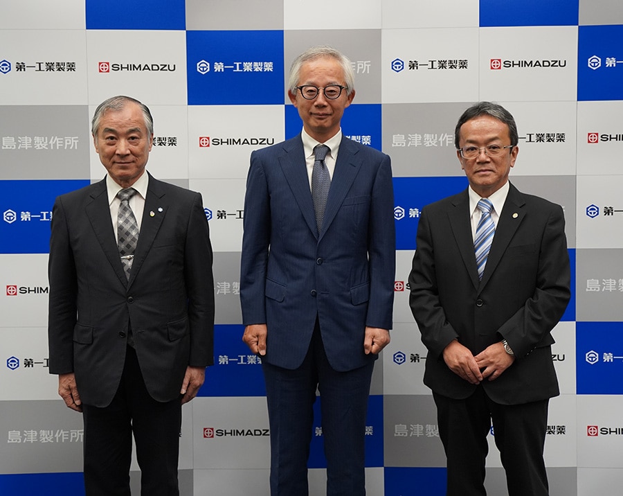 从左至右依次为：DKS 董事长 CEO 坂本隆史、顺天堂大学医学研究院泌尿外科教授、医学博士、哲学博士堀江茂雄和岛津制作所董事长上田照久