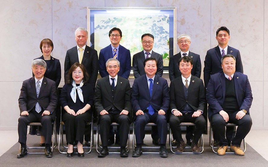双方代表合影（前排左三为岛津制作所社长山本山本靖则，前排左四为忠南大学校长金正圭）