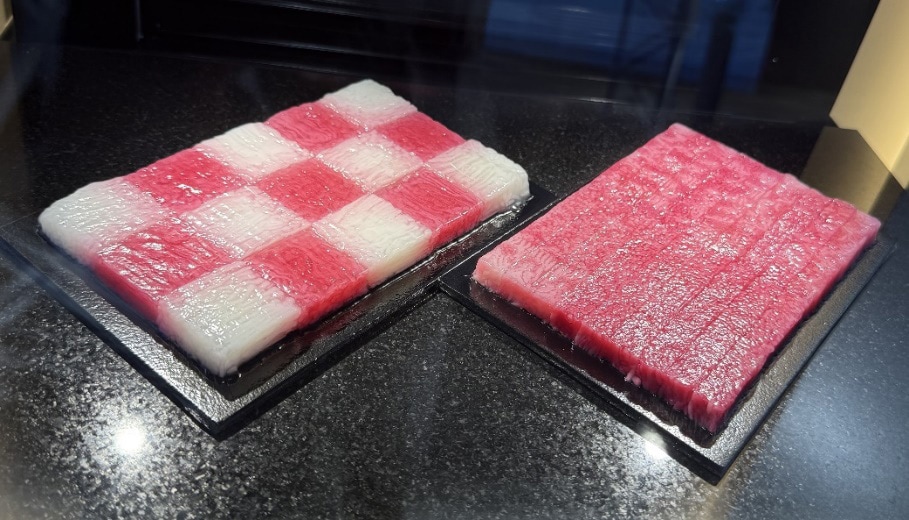 照片：大阪健康医疗馆“自制雪花肉”展区展出的培育肉