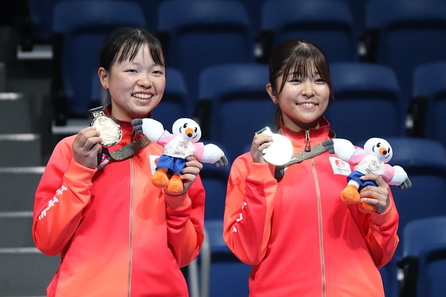双打金牌得主：右：小茂方莉奈，左：铃木莉子（NTT都市开发）