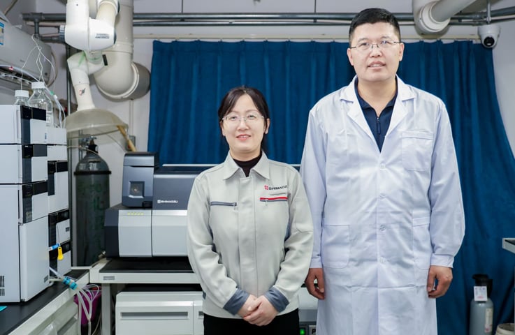 中国科学院生态环境研究中心王亚伟教授（右）