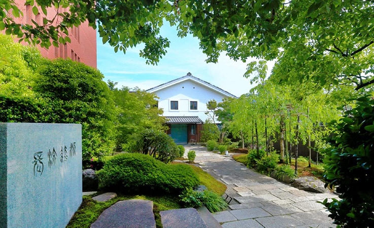 博物馆入口：游客首先会看到建筑物前方左侧的一块石碑，上面刻有九鬼隆一男爵的“源远流长 (Gen-En-Ryu-Cho)”字样。