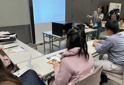 策展人在京阪奈体验科学节上介绍岛津