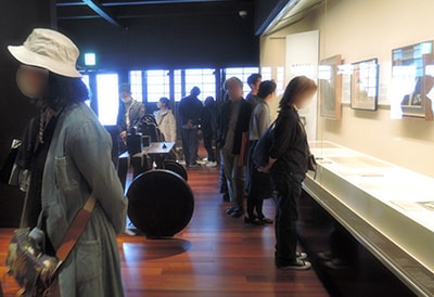 中间的圆形展品是日本最古老的木制脚踏车床