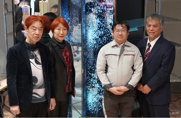 照片背面显示的是正在建造中的“零重力艺术”胶囊