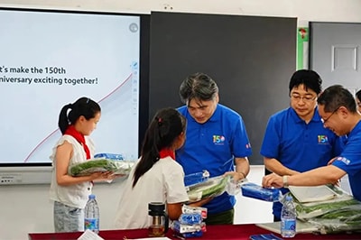 SSL员工向孩子们发放背包、铅笔盒、文具和其他学习用品