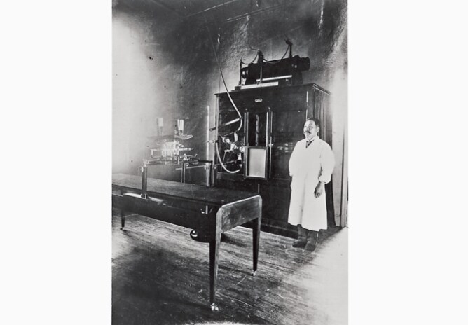 First large, Japanese alternator-type medical X-ray system was built